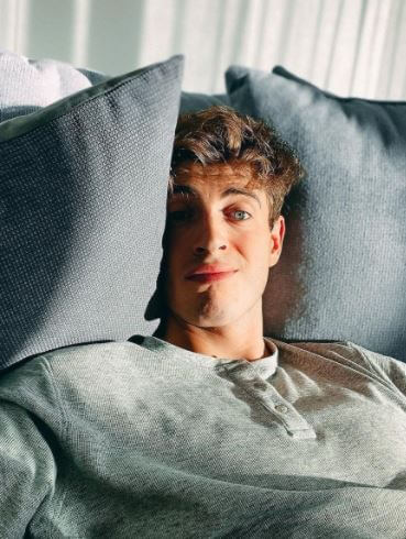 Tobias, bed selfie